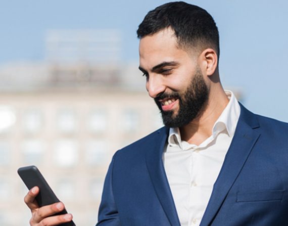 homme regardant son t&eacute;l&eacute;phone portable
